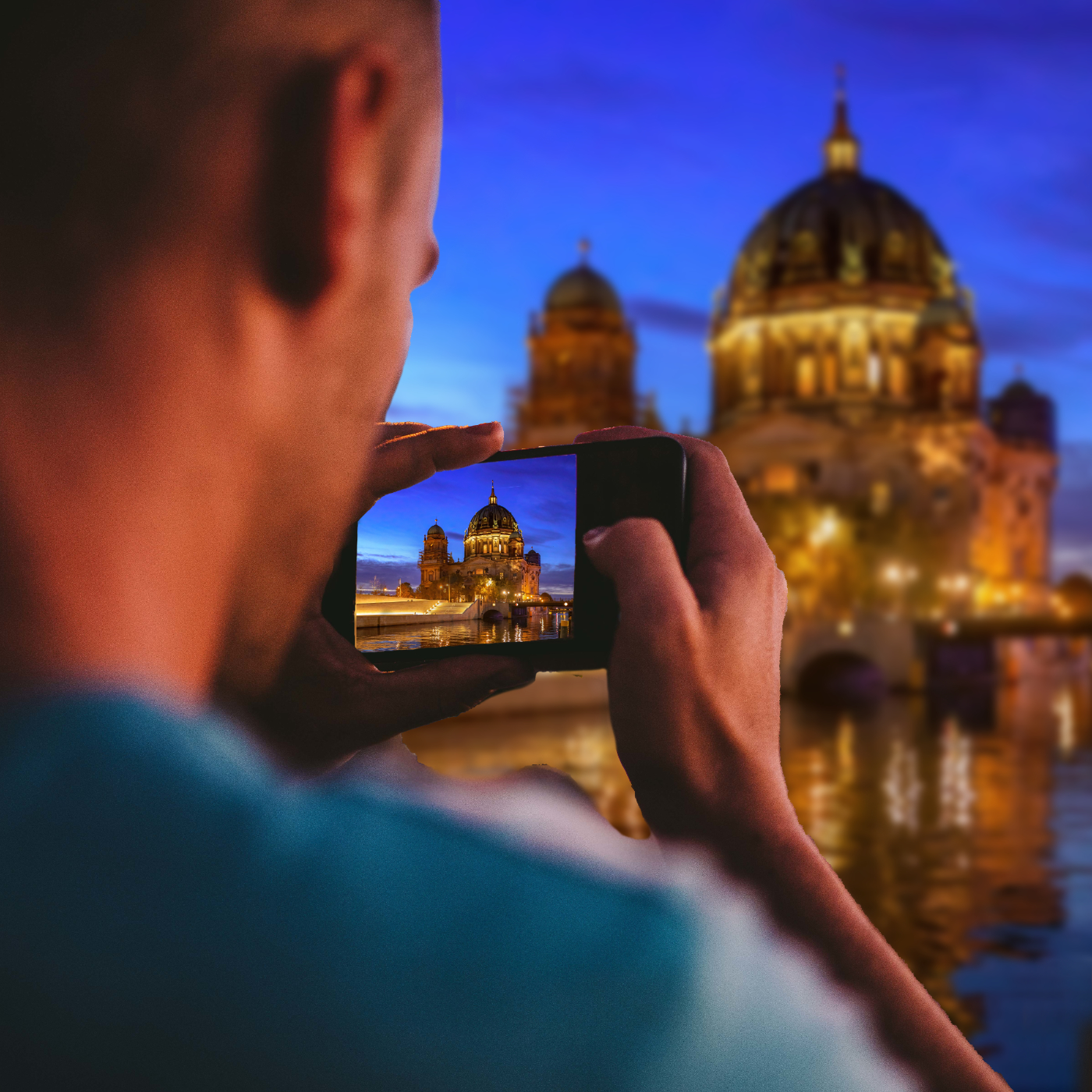Gast fotografiert den beleuchteten Berliner Dom bei einer Abendbootstour