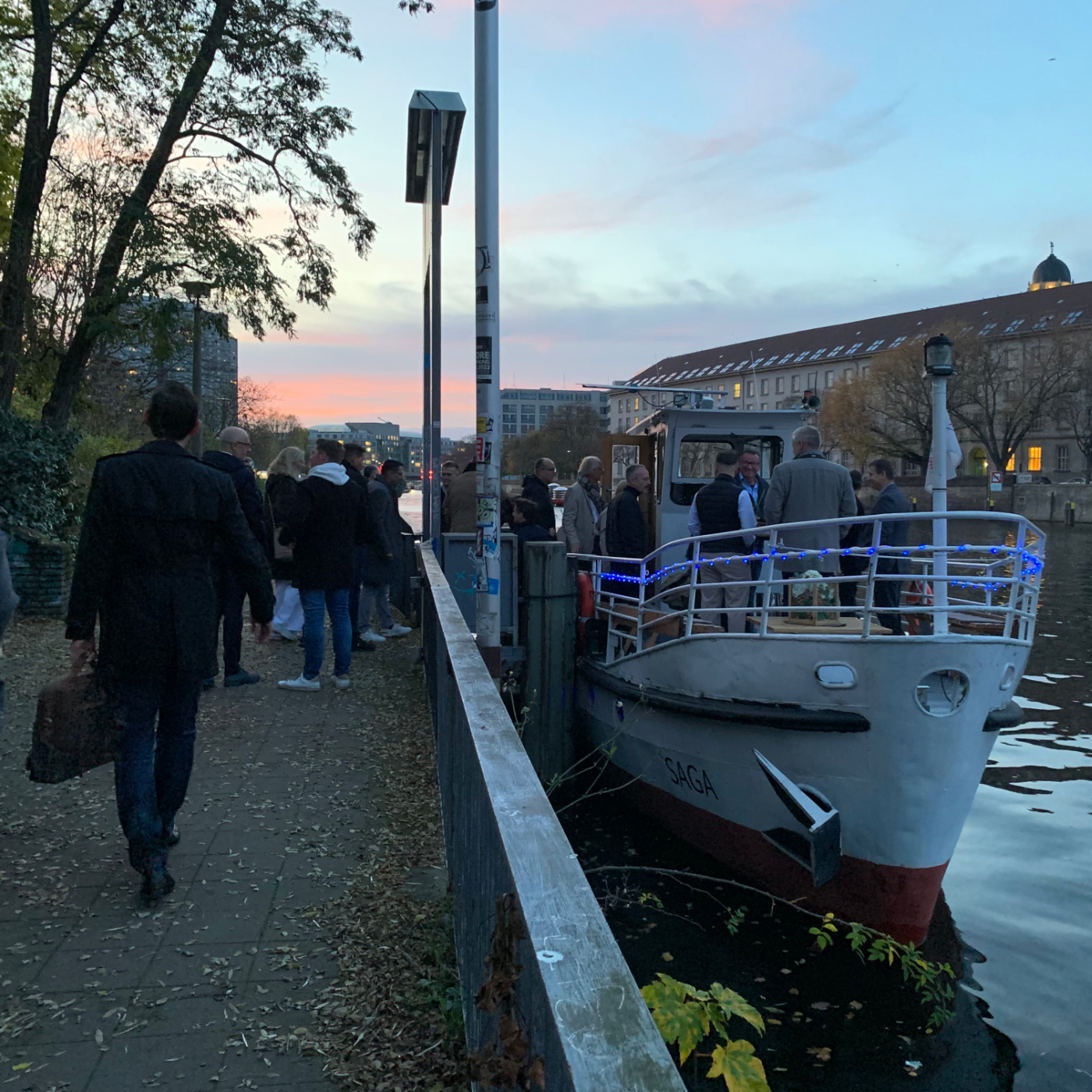 Die MS Saga am Anleger zur blauen Stunde vor einem Firmenevent