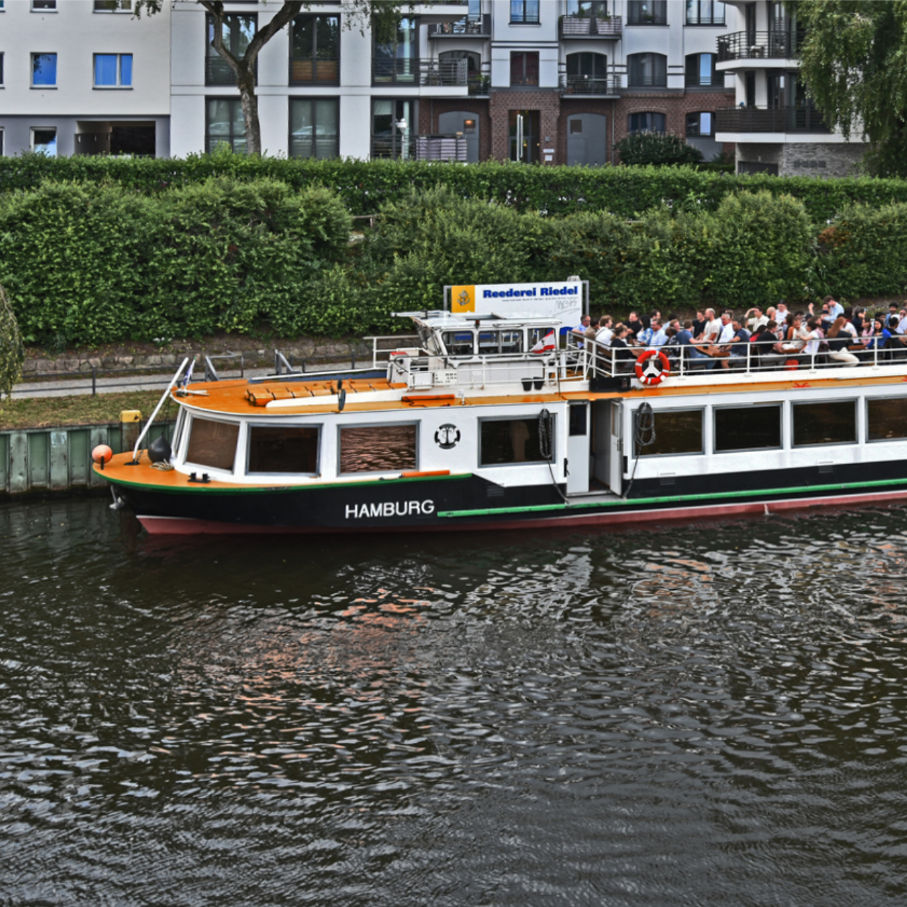 Die MS Hamburg an der Anlegestelle auf der Spree