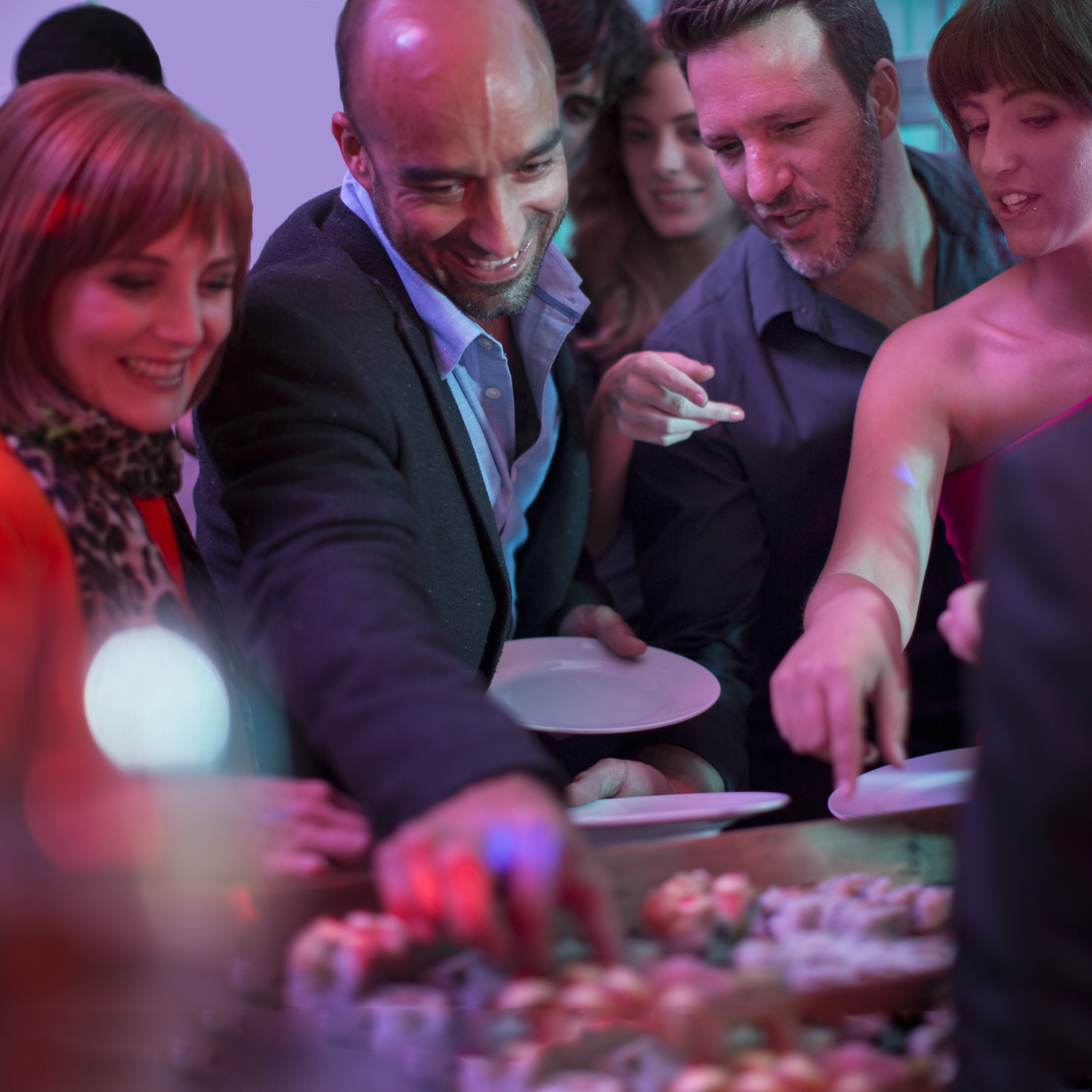 Gäste bedienen sich am Buffet an Bord der MS Hamburg