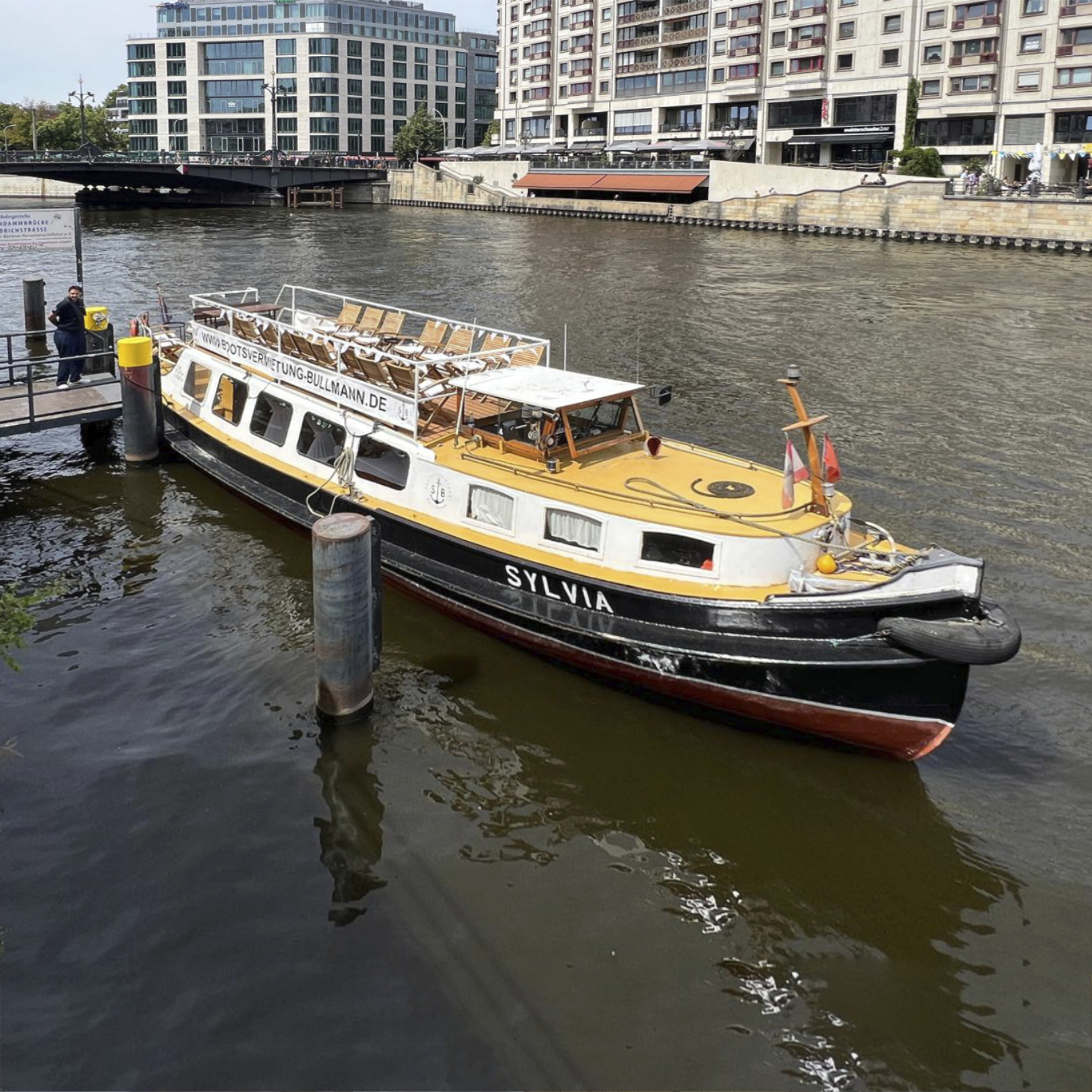 Die MS Sylvia an der Anlegestelle Weidendammer Brücke