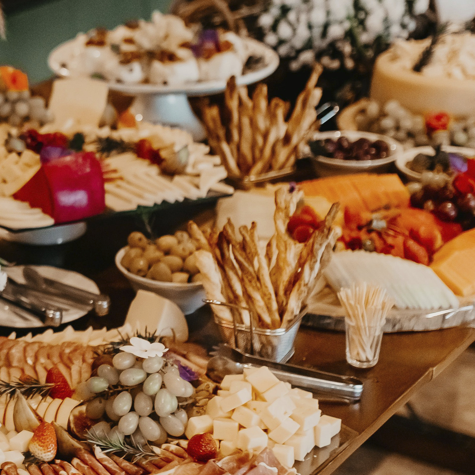 Reichhaltiges Buffet mit Käse und Fingerfood an Bord der MS Sylvia