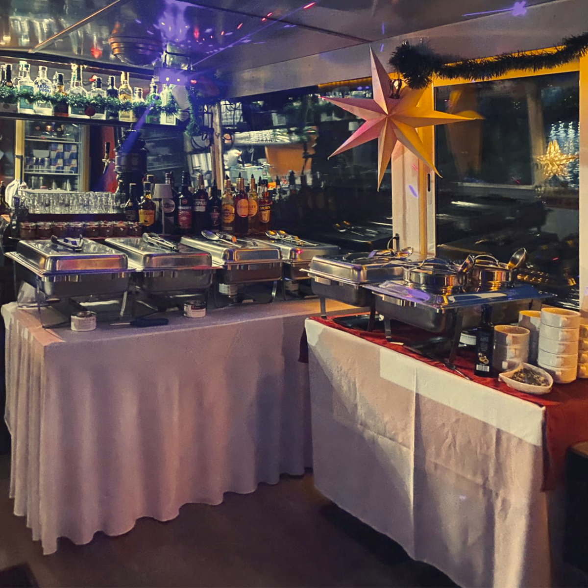 Weihnachtlich dekoriertes Buffet mit Weihnachtsstern an Bord der MS Saga