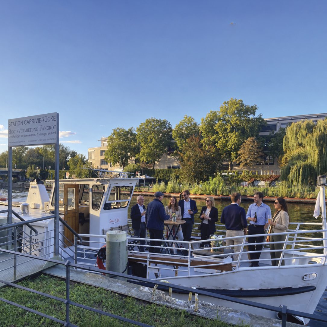 Gäste an Bord am Anleger Caprivibrücke in Charlottenburg, Start und Ziel der Charterfahrt durch die Berliner Innenstadt
